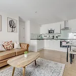 Modern 1 Bedroom Apt Near Town Centre, Perfect For Long Stays