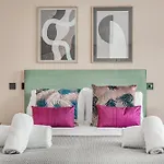 Modern 1 Bedroom Apt Near Town Centre, Perfect For Long Stays