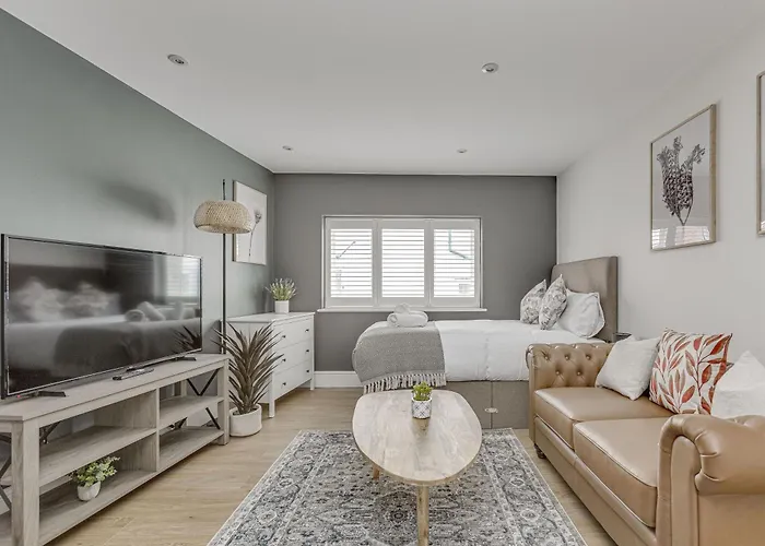 Modern 1 Bedroom Apt Near Town Centre, Perfect For Long Stays