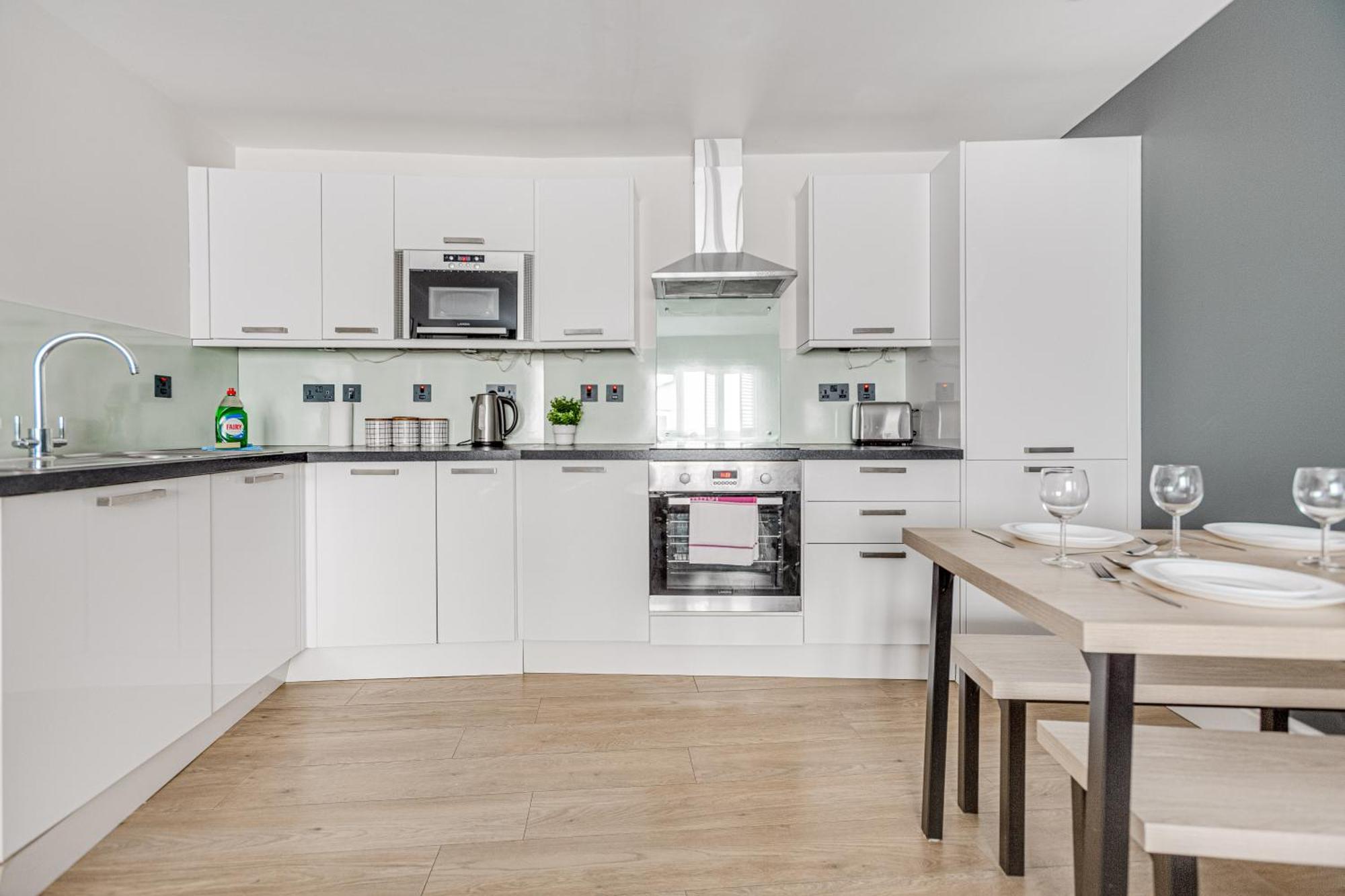 Modern 1 Bedroom Apt Near Town Centre, Perfect For Long Stays Apartment *