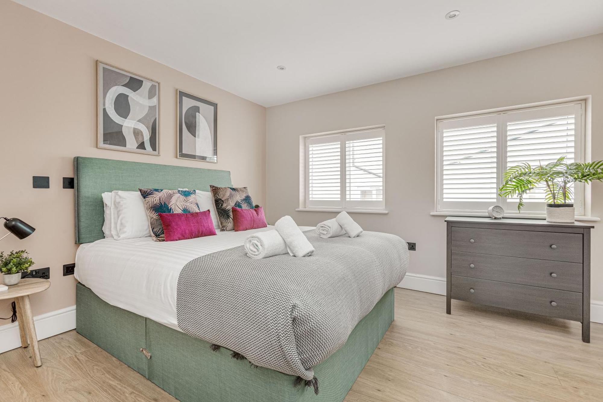 Modern 1 Bedroom Apt Near Town Centre, Perfect For Long Stays Egham