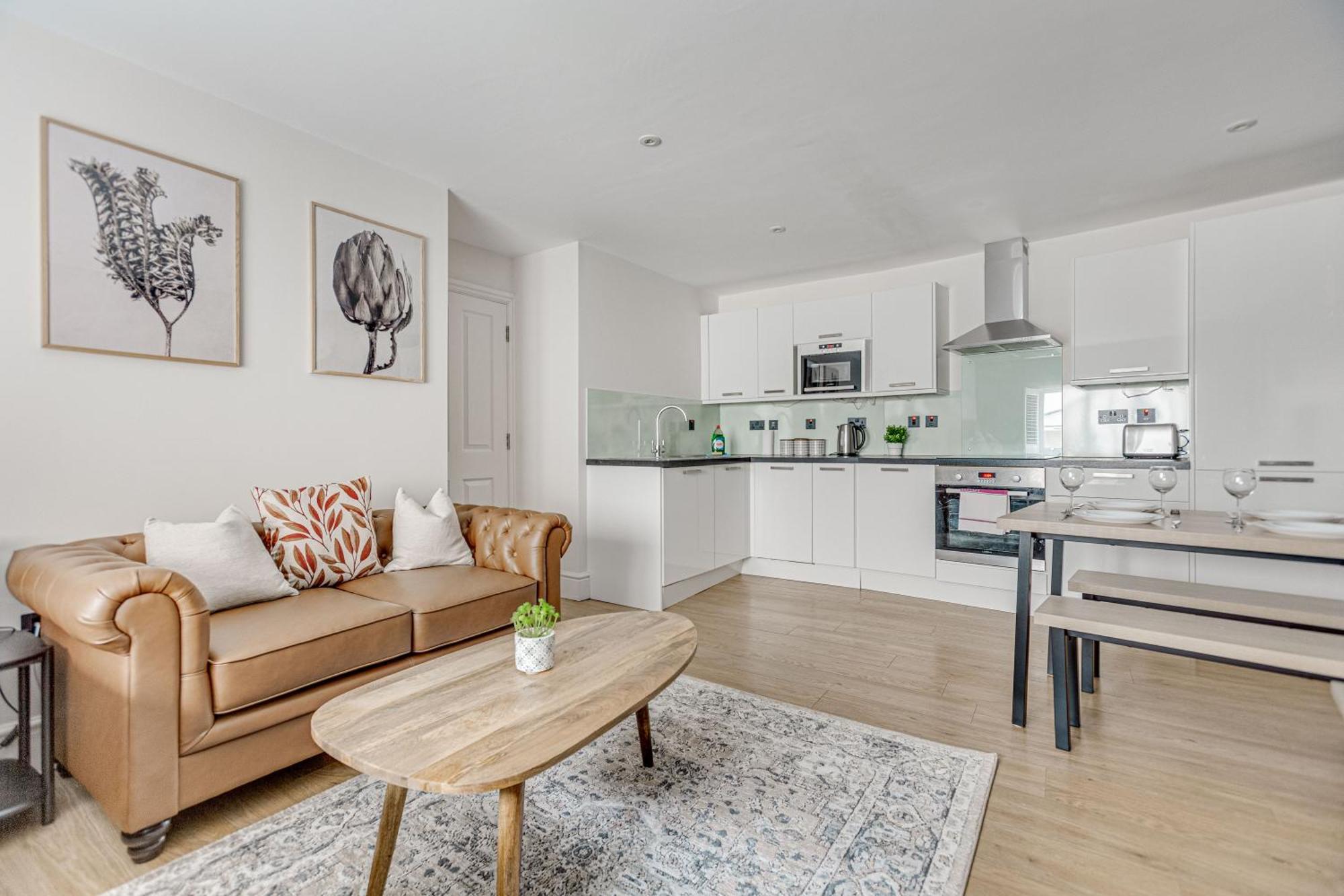 Modern 1 Bedroom Apt Near Town Centre, Perfect For Long Stays Apartment Egham