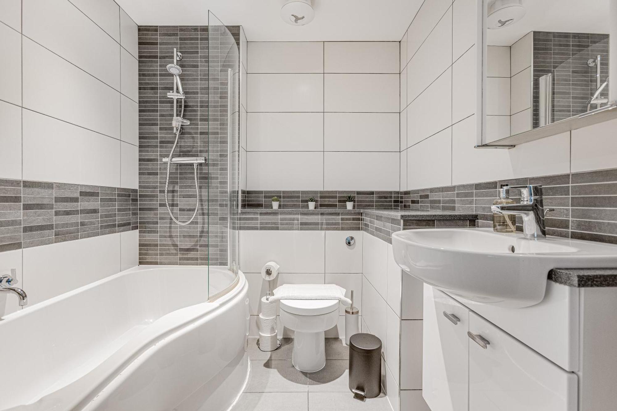 Modern 1 Bedroom Apt Near Town Centre, Perfect For Long Stays