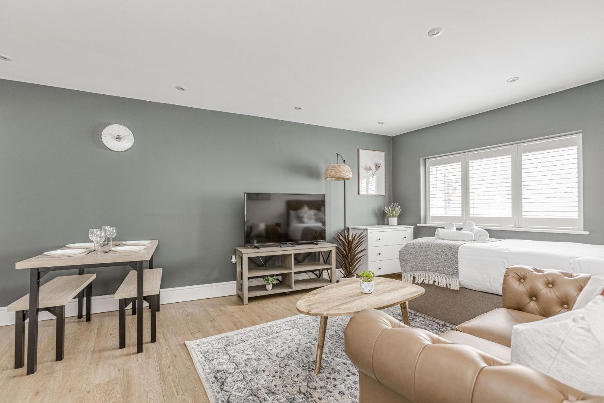 Modern 1 Bedroom Apt Near Town Centre, Perfect For Long Stays Apartment *